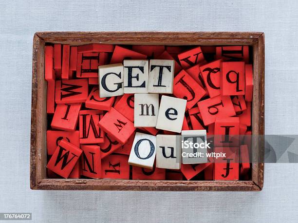 Photo libre de droit de Random Alphabet Dans La Boîte Avec Les Mots Obtenir Un Prix Enlève banque d'images et plus d'images libres de droit de Antiquités