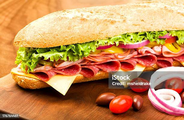 Sandwich Z Bagietki - zdjęcia stockowe i więcej obrazów Sandwich z bagietki - Sandwich z bagietki, Delikatesy, Ser