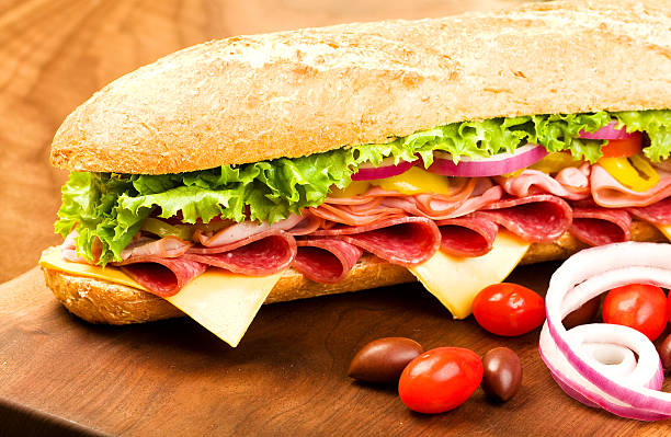 сандвич большого размера с холодным мясом - delicatessen meat sandwich ham стоковые фото и изображения