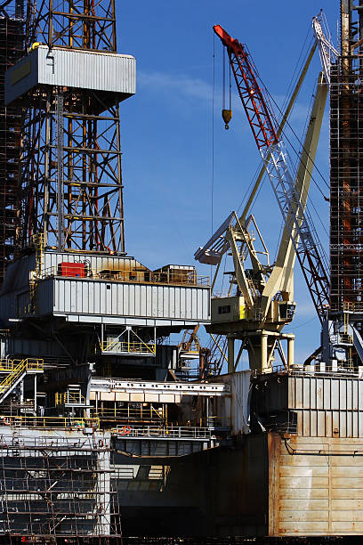 grou de óleo - crane oil well derrick crane floating oil production platform imagens e fotografias de stock