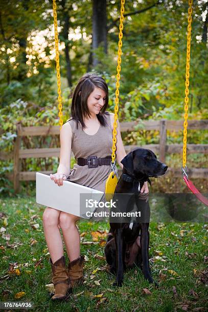 Conectado A Teen Girl And Her Dog Foto de stock y más banco de imágenes de Adolescente - Adolescente, Labrador negro, 18-19 años