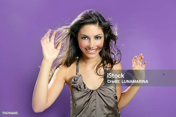 Foto de Brunette Dança No Estúdio Em Fundo Roxo e mais fotos de stock de Dançar - Dançar, Festa, 20-24 Anos