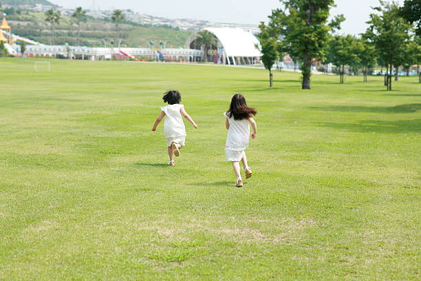 de correr - child running playing tag fotografías e imágenes de stock