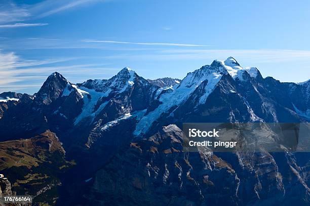 Foto de Montanhas Em Interlaken e mais fotos de stock de Alpes europeus - Alpes europeus, Alpes suíços, Azul