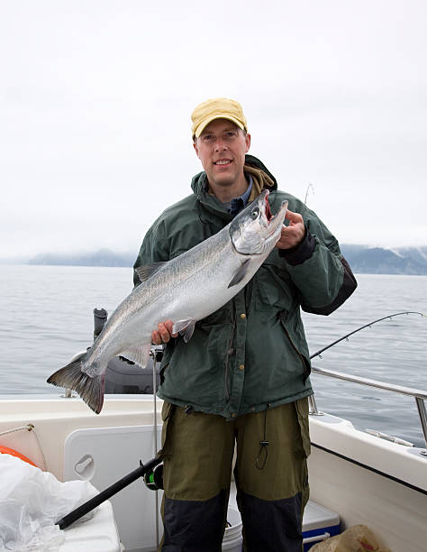 fischer mit silver (silberlachs) lachs aus alaska - coho salmon stock-fotos und bilder
