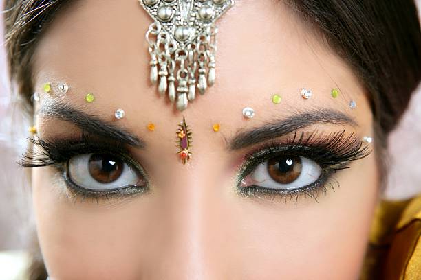 gros plan de beaux yeux portrait de brunette femme indienne - silver exoticism fashion model human face photos et images de collection