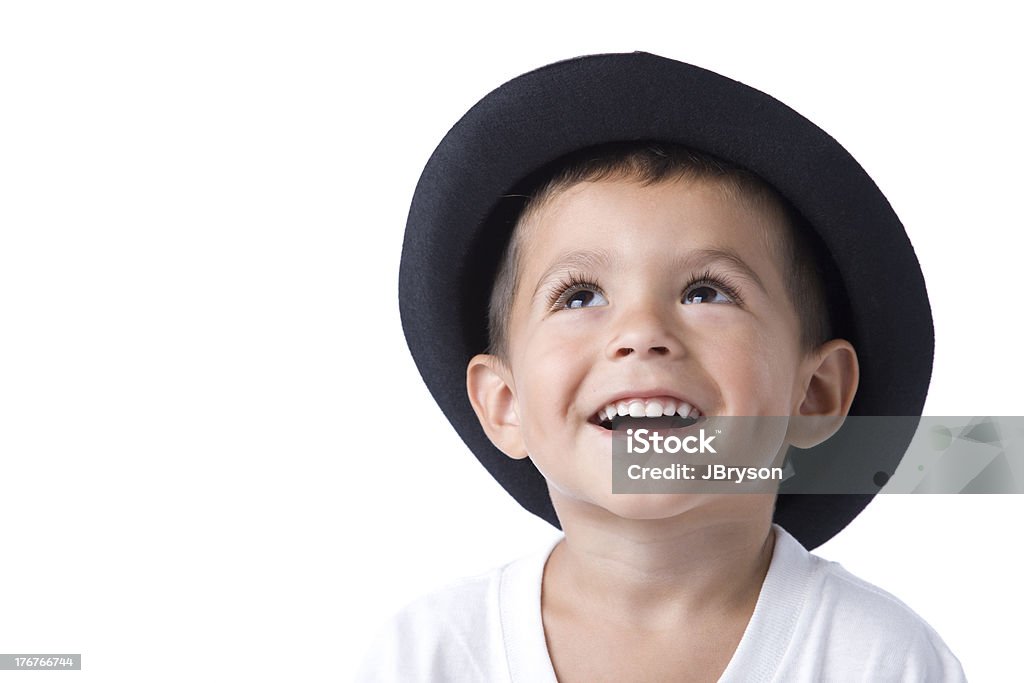 Sonriente niño hispano con sombrero y muescas - Foto de stock de Mirar hacia arriba libre de derechos