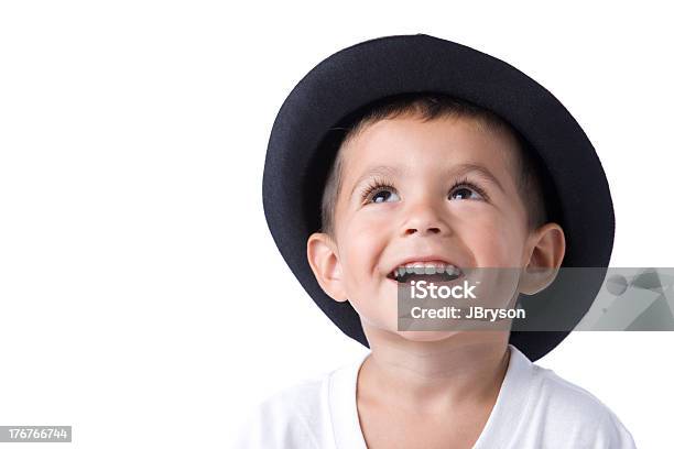 Sonriente Niño Hispano Con Sombrero Y Muescas Foto de stock y más banco de imágenes de Mirar hacia arriba - Mirar hacia arriba, Niño, Sombrero