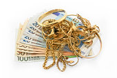 haufen-von-gold-jewelery-mit-euro-banknoten.jpg?b=1&s=170x170&k=20&c=BMQsPeTGrXaUSAMmsAIqXpVzYeoZO_Ft8rzefG_4OAk=