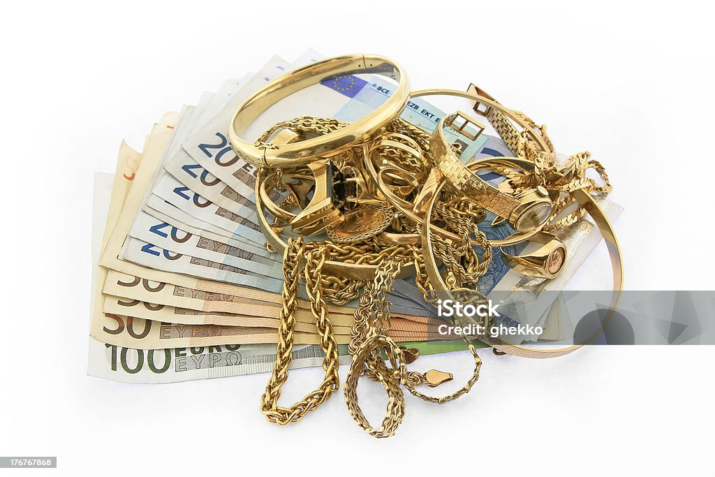 Pile d'or Jewelery avec billets - Photo de Or - Métal libre de droits