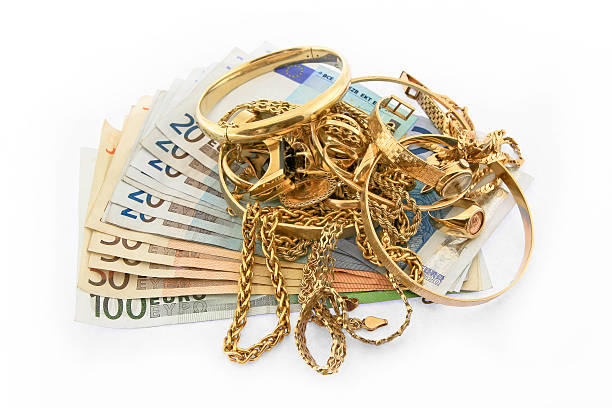 pila di oro gioielli e con le banconote in euro - treasure luck treasure chest wealth foto e immagini stock