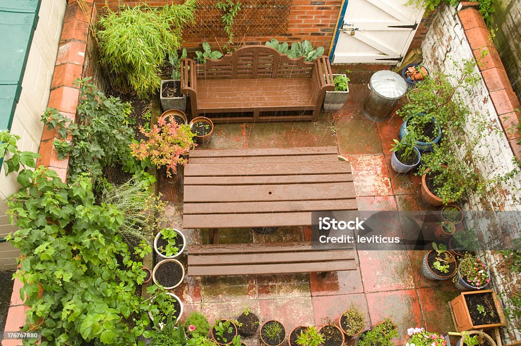 Arrière-cour en été à jets de pluie - Photo de Angleterre libre de droits