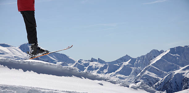 개인 뛰어내림 over 랏 산-sprung über berge - skiurlaub 뉴스 사진 이미지