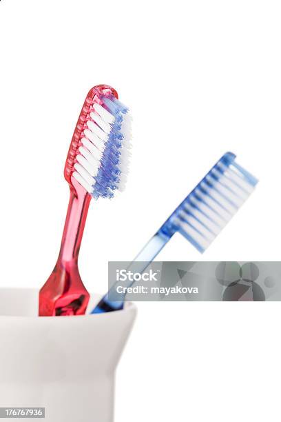 Toothbrushes В Держатель — стоковые фотографии и другие картинки Без людей - Без людей, Белый фон, Вертикальный