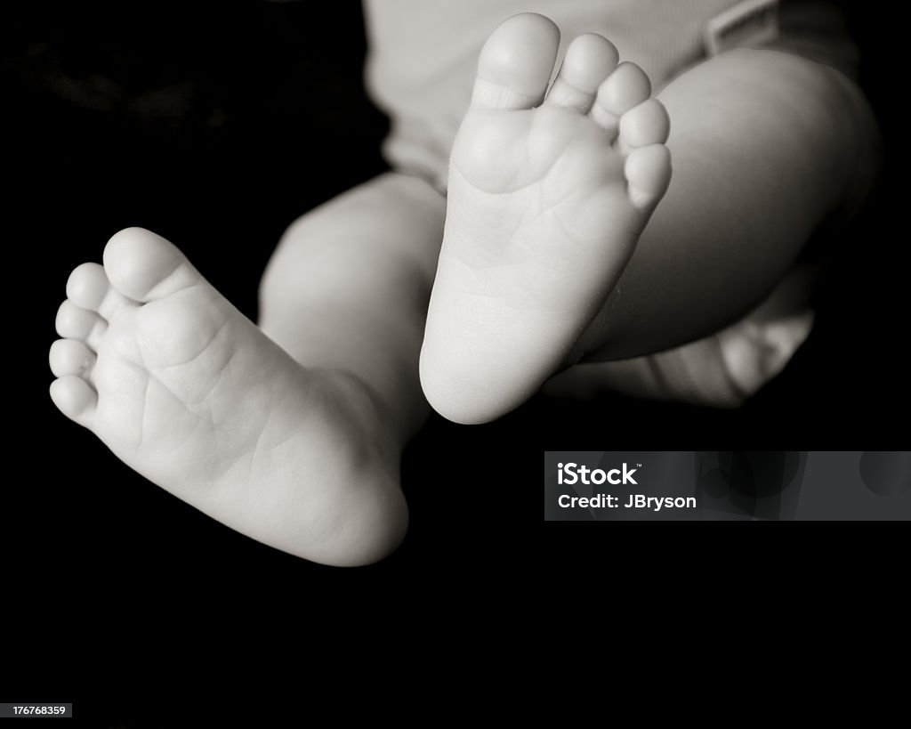 Carino piccolo bambino piedi - Foto stock royalty-free di Ambientazione interna