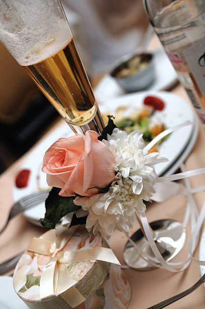 rose sur verre - champagne wedding pink petal photos et images de collection