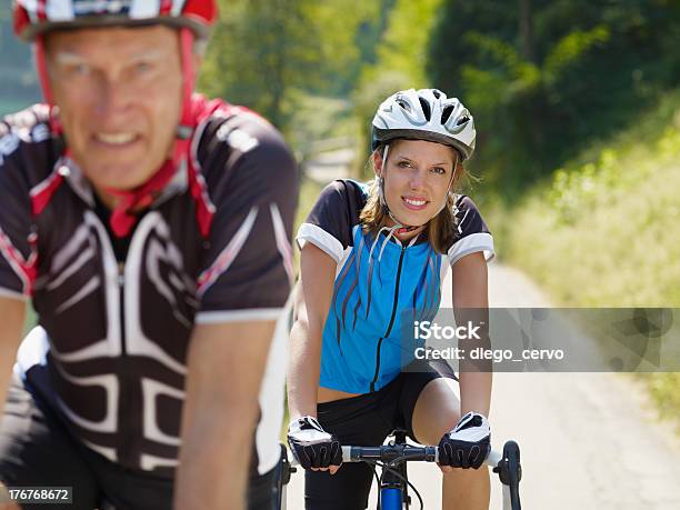 선임 Cyclist 20-29세에 대한 스톡 사진 및 기타 이미지 - 20-29세, 2명, 60-69세