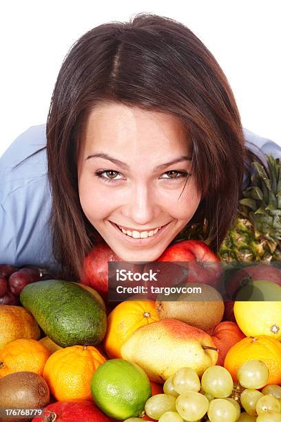 Felice Ragazza Con Gruppo Di Frutta - Fotografie stock e altre immagini di Adulto - Adulto, Agrume, Alimentazione sana
