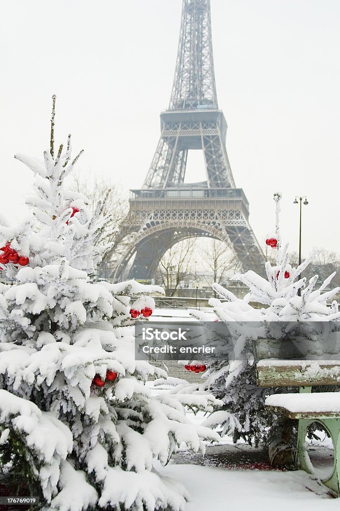 Neve rara dias em Paris - Foto de stock de Natal royalty-free