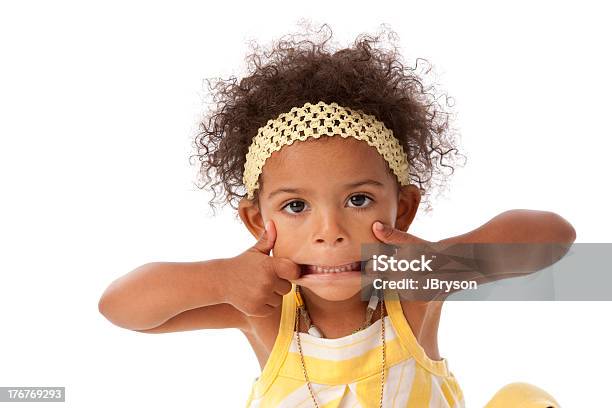 Criança Pequena Menina Afroamericana A Fazer Uma Palermice Cara - Fotografias de stock e mais imagens de Caretas