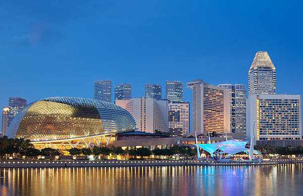 esplanada teatros da baía, singapura de frente ao mar durante a noite - national concert hall imagens e fotografias de stock