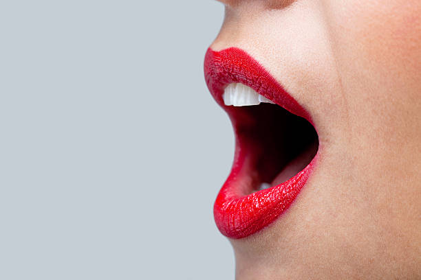 womans boca abierto con lápiz labial rojo. - bucal fotografías e imágenes de stock