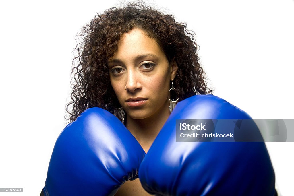 Прочные женщина с голубой Boxing Gloves - Стоковые фото Соревнования в личном первенстве роялти-фри