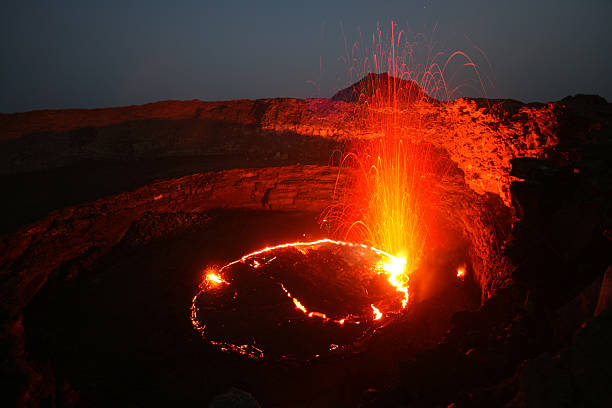 erta ale volcan en éruption - lava lake photos et images de collection