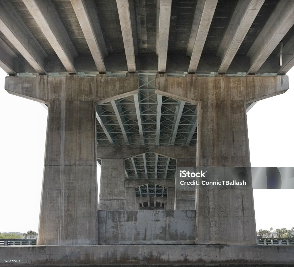 sotto il ponte - Foto stock royalty-free di Caratteristica architettonica