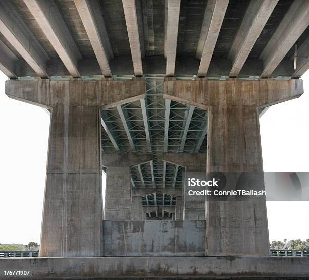 Sotto Il Ponte - Fotografie stock e altre immagini di Caratteristica architettonica - Caratteristica architettonica, Composizione orizzontale, Costa - Caratteristica costiera