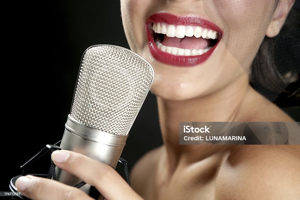 美しい女性は、歌ったり、ヴィンテージのマイク - 古風のロイヤリティフリーストックフォト