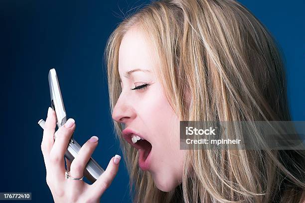 Verärgert Blonde Weibliche Junge Frau Mit Handy Stockfoto und mehr Bilder von Sich Beschweren - Sich Beschweren, Telefonist, Blau