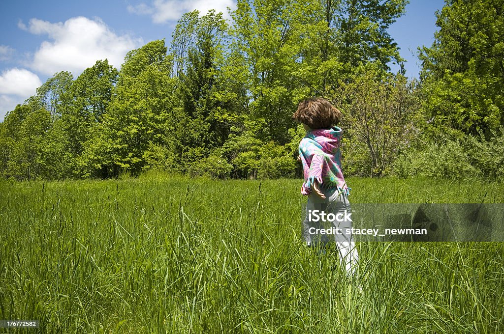 Petite fille course - Photo de Courir libre de droits