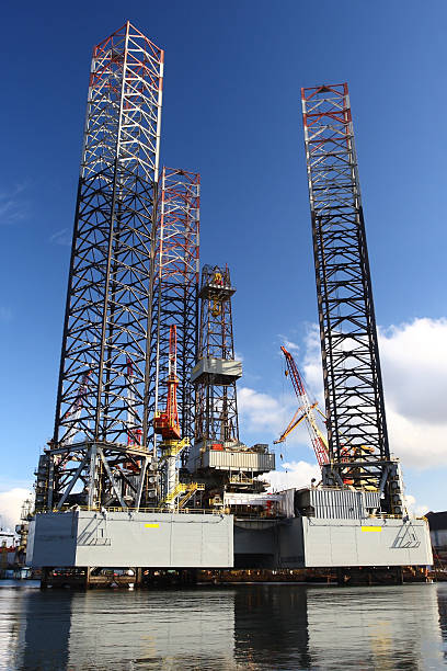 plataforma - crane oil well derrick crane floating oil production platform imagens e fotografias de stock