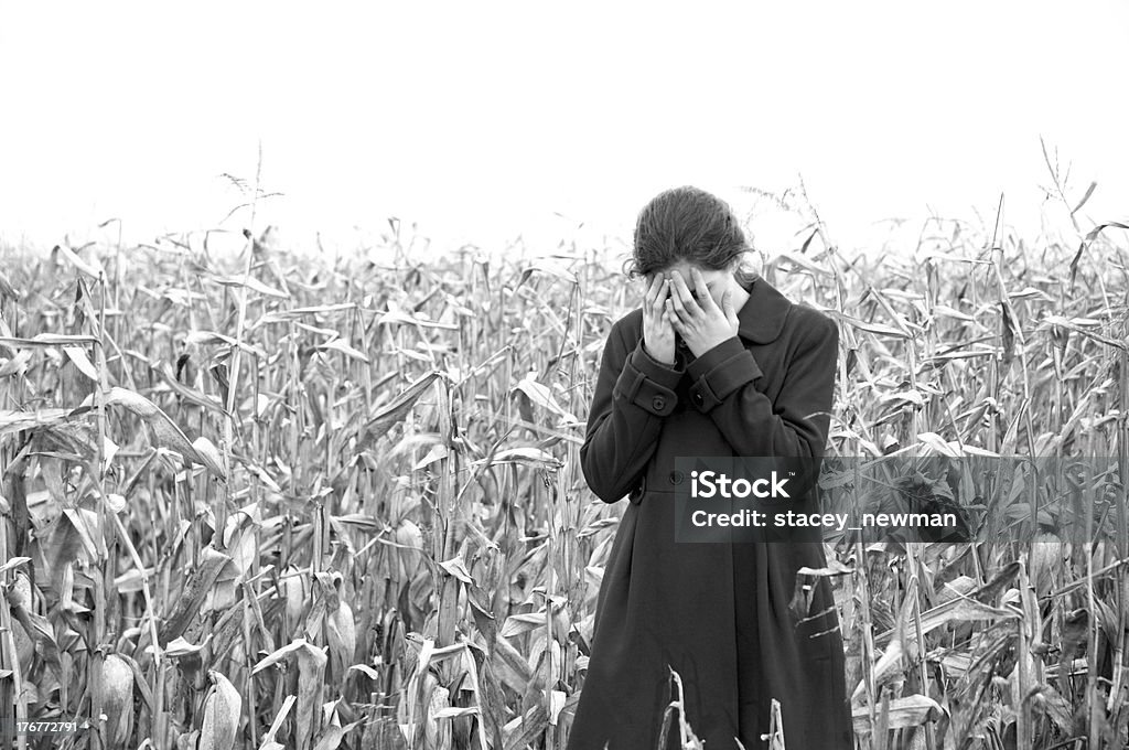 Femme triste en Cornfield, noir et blanc - Photo de Adulte libre de droits