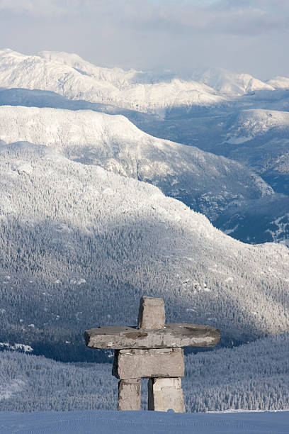 vallée de whistler inukshuk surplombant d'arbres couverts de neige - canadian culture inukshuk mountain whistler photos et images de collection