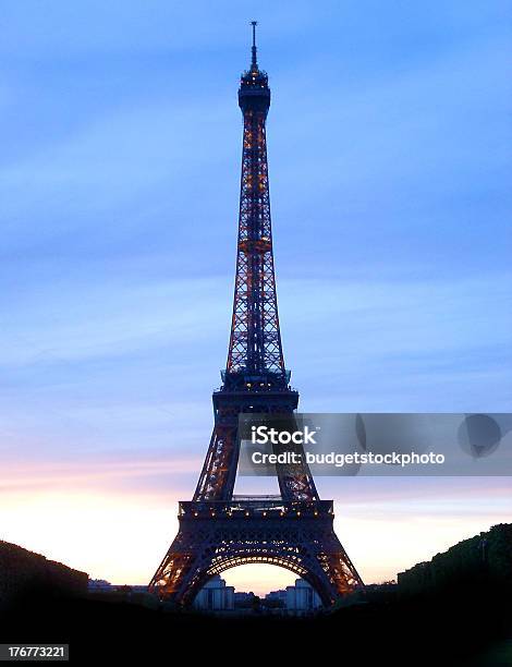 Torre Eiffel Y Al Atardecer Foto de stock y más banco de imágenes de Acero - Acero, Alto - Descripción física, Anochecer