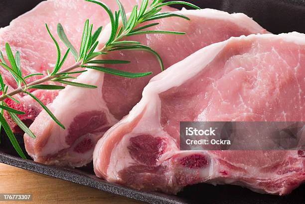 Foto de Costeletas De Carne Suína e mais fotos de stock de Alecrim - Alecrim, Carne, Carne de Porco