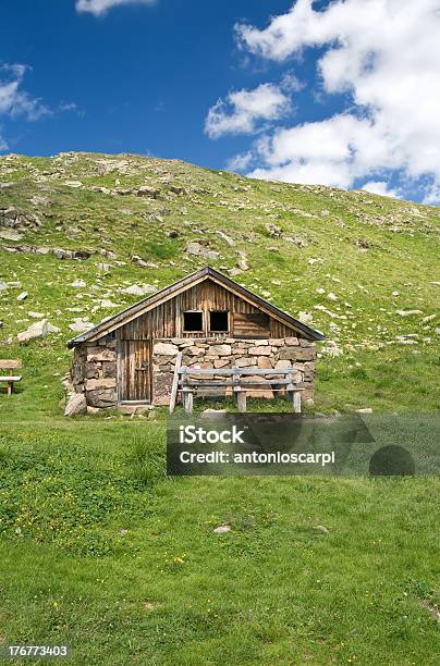 Foto de Baita Alpino e mais fotos de stock de Alpes europeus - Alpes europeus, Alto Ádige, Azul