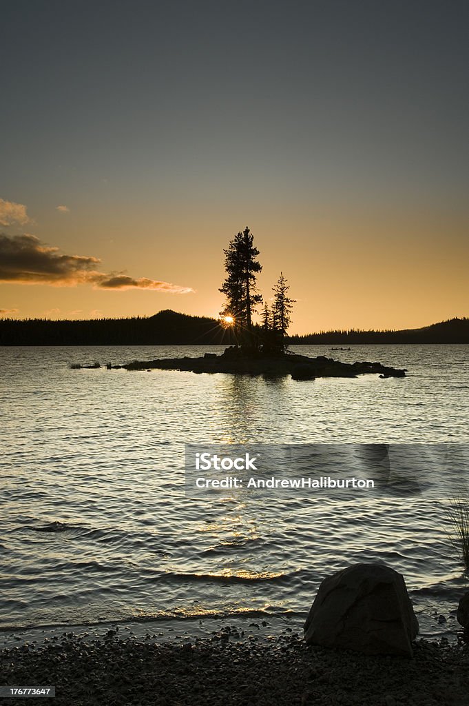 Isla de Silhouette, lago Waldo, Oregon - Foto de stock de Agua libre de derechos