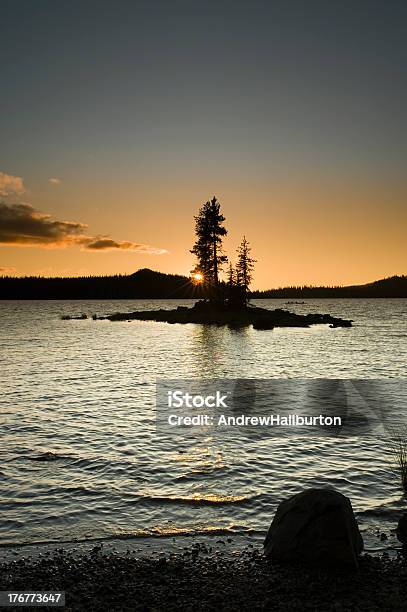 Isla De Silhouette Lago Waldo Oregon Foto de stock y más banco de imágenes de Agua - Agua, Aire libre, Anochecer