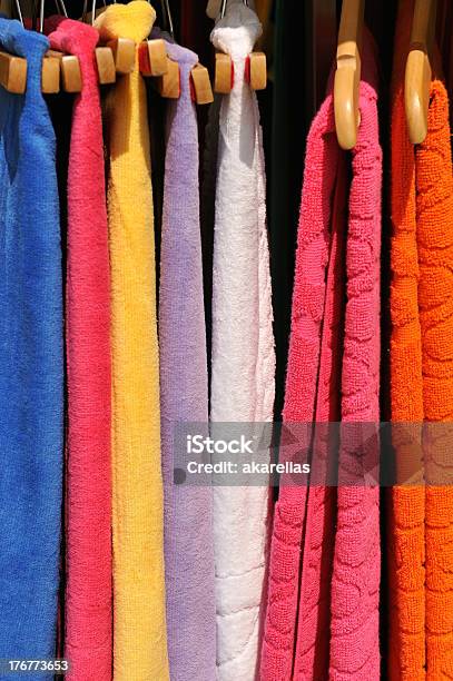 Asciugamani Colorati In Vendita - Fotografie stock e altre immagini di Abbigliamento - Abbigliamento, Affari, Arancione