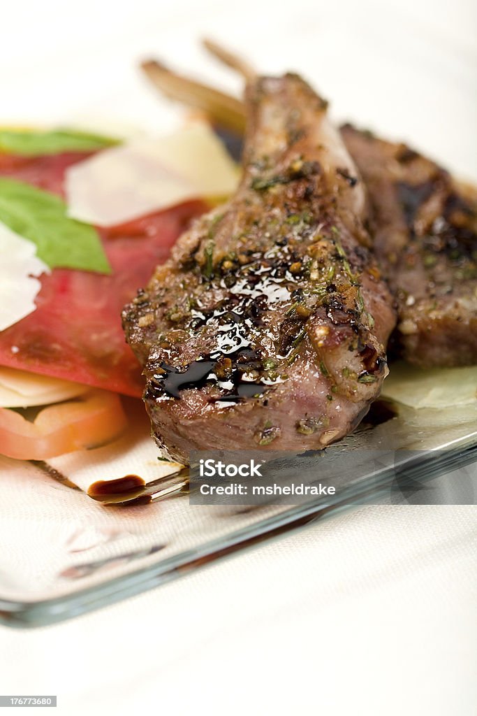 Costolette di agnello su piatto - Foto stock royalty-free di Aceto