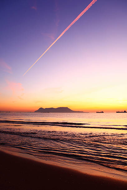 nascer do sol sobre o estatuto de gibraltar - rock of gibraltar - fotografias e filmes do acervo