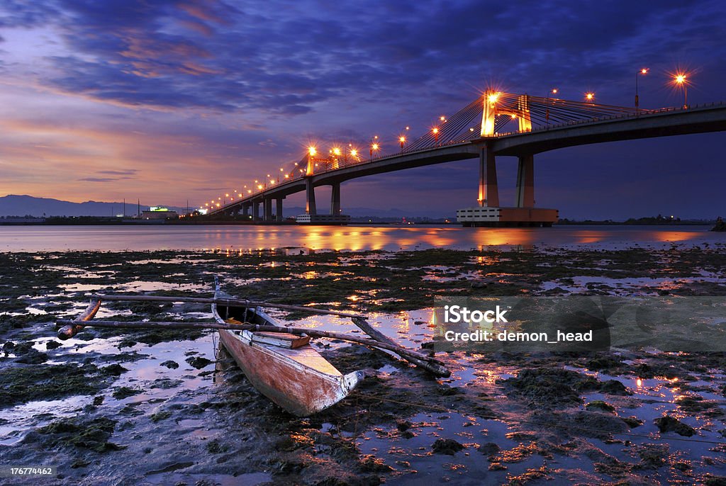 Barca affacciato su un ponte di mactan 2 - Foto stock royalty-free di Cebu