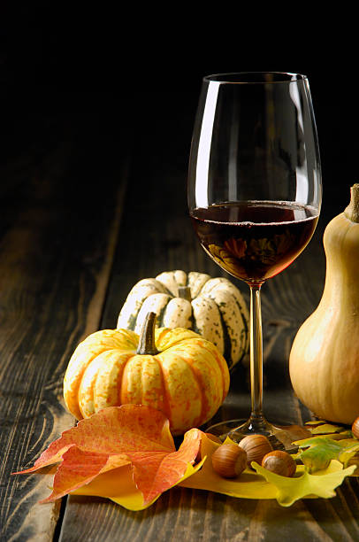 Cтоковое фото Pumpkins, вино и осенью листья
