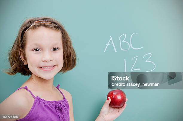 Glücklich Junger Student Und Wandtafel Stockfoto und mehr Bilder von 10-11 Jahre - 10-11 Jahre, Alphabet, Apfel