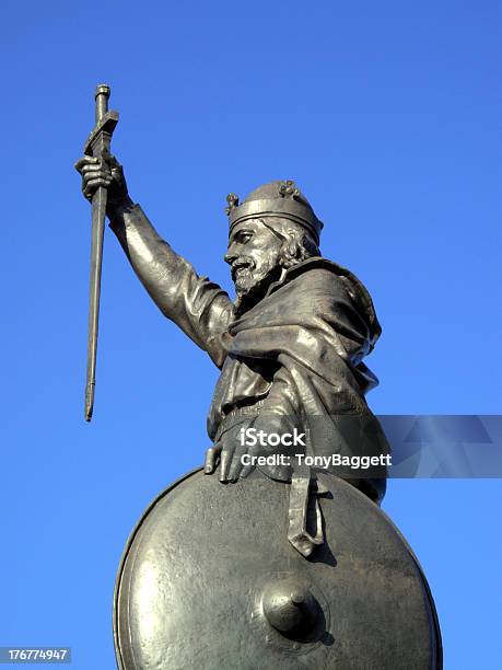 Alfredo Il Grande S Statua Di Winchester - Fotografie stock e altre immagini di Alfredo il Grande - Alfredo il Grande, Bronzo, Cavaliere