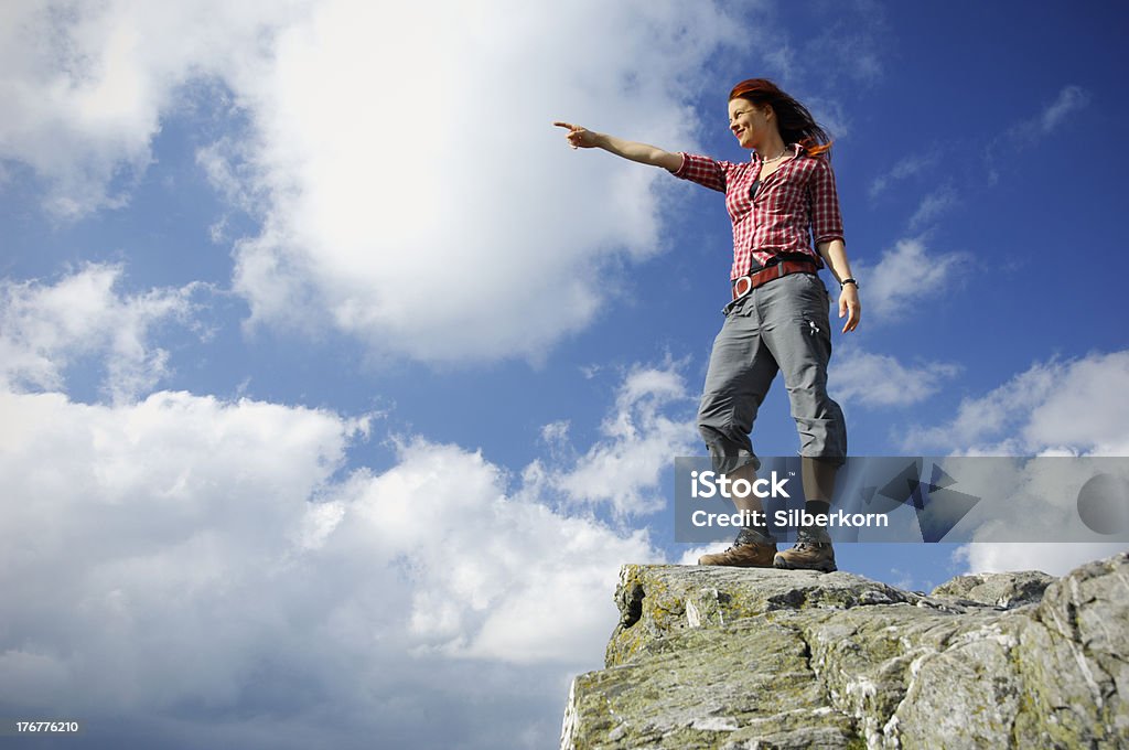 Mulher de pé em uma montanha e contemplar a distância - Royalty-free 30-34 Anos Foto de stock