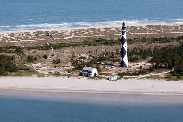 ケープロックアウト灯台空から見た - bald head island ストックフォトと画像